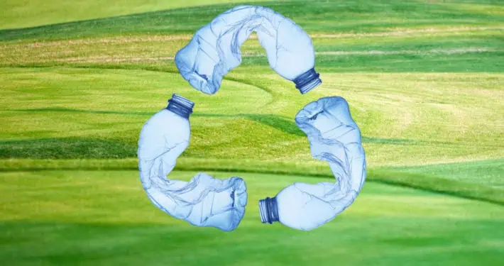 Golfplatz mit Plastikflaschen