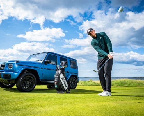 Golfer vor einem Mercedes