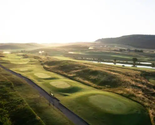 Drohnenbild eines Golfplatzes