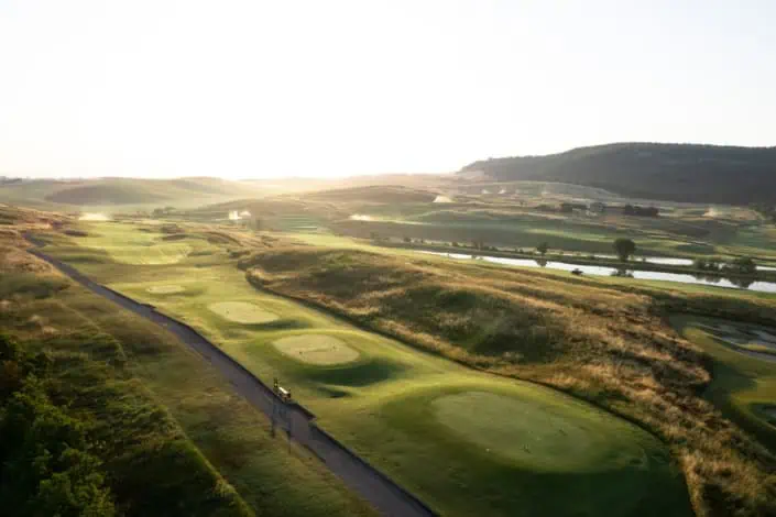 Drohnenbild eines Golfplatzes