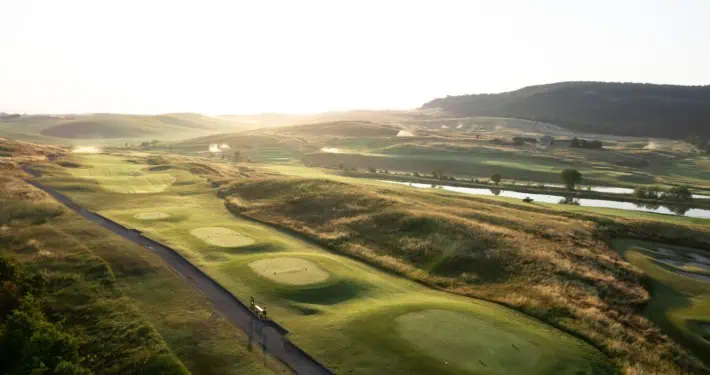 Drohnenbild eines Golfplatzes