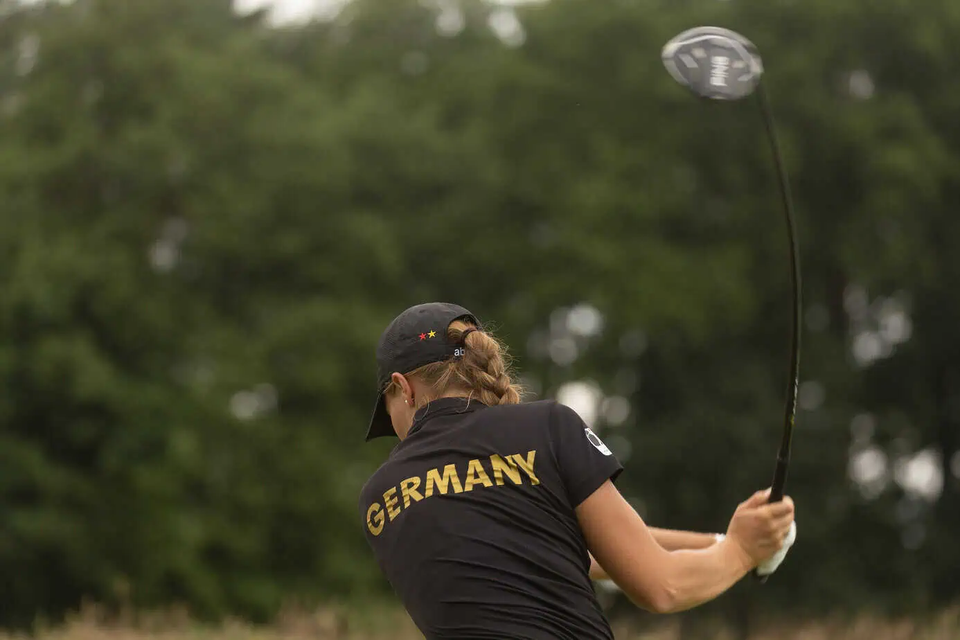 Deutsche Golfspielerin von hinten