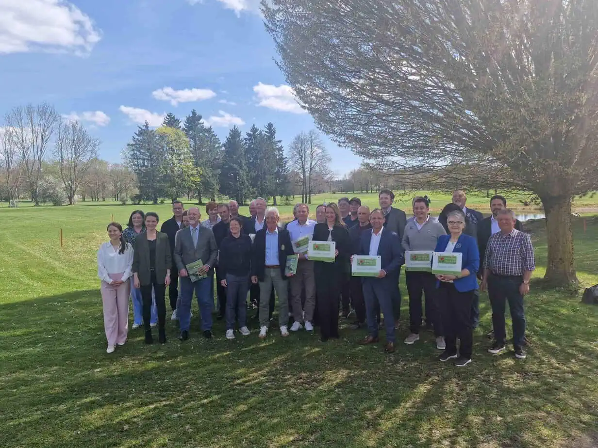 bluehpakt_bayern_gruppe Sieben Golfanlagen beim Blühpakt Bayern von Thorsten Glauber ausgezeichnet