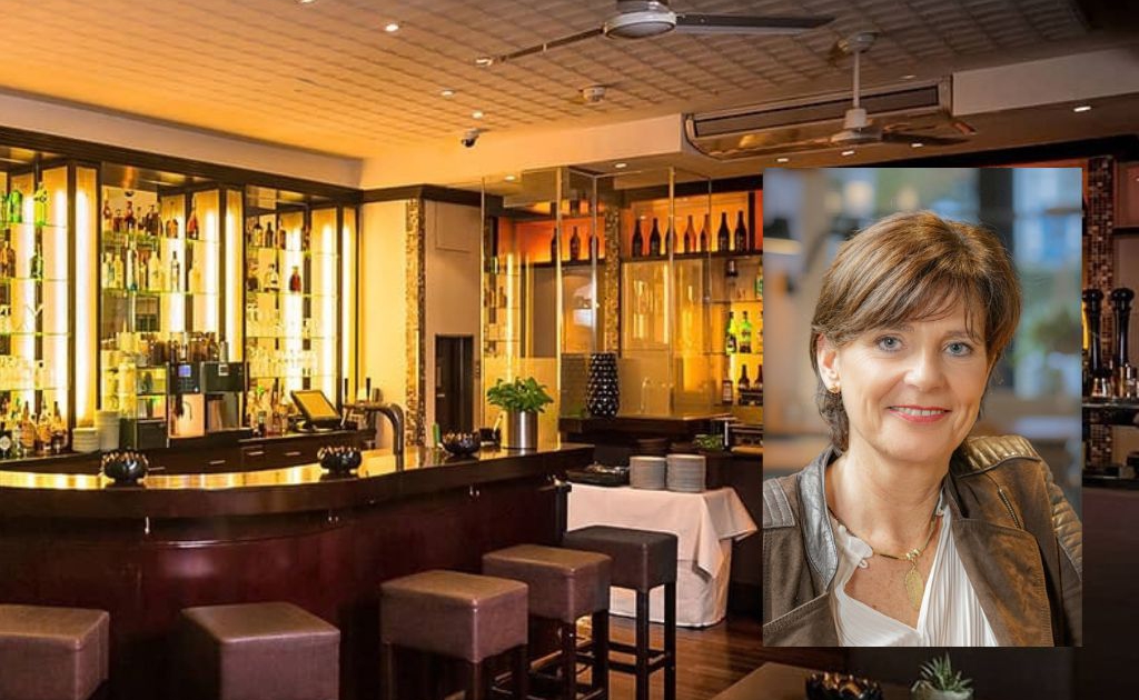 Marion Muller im SandGlow (Fotos SandGlow) Marion Muller in der Bar des SANDGlow Hotels