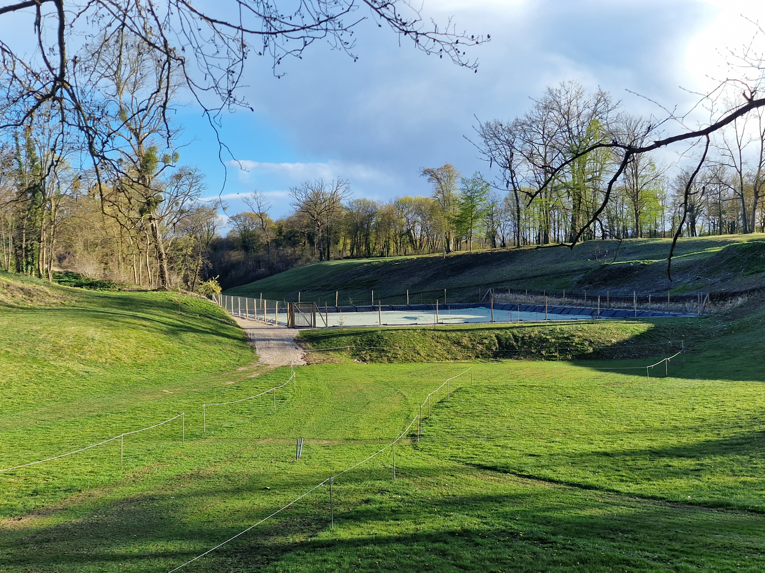 Speicherteich mit Abdeckung - Golf Sustainable - Foto Petra Himmel Eingelassene Zisterne mit einer flexiblen Abdeckung (Foto: Petra Himmel)