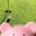 Ein Sparschwein vor einer Golfanlage